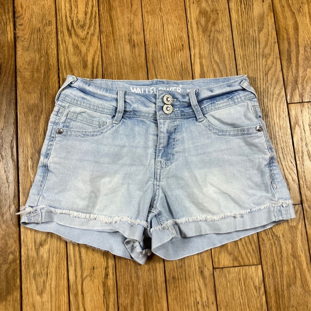 Wallflower Luscious Curvy Fit Embroidered Sequin Denim Shorts Light‎ WFJ13848L